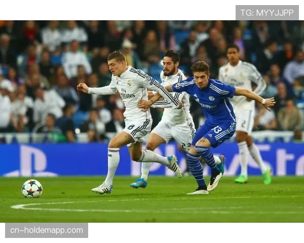 特写瞬间：沙尔克队长守田英正打入绝平球后，客队看台的疯狂景象