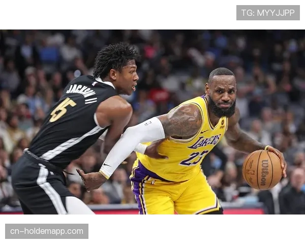 关键时刻特写：詹姆斯执行两次关键罚球前，与裁判进行简短交流