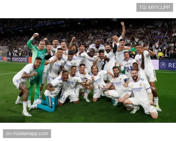 特写:马赛市街头,为纪念球队1993年欧冠夺冠的壁画完成翻新 特写:马赛市街头,为纪念球队1993年欧冠夺冠的壁画完成翻新